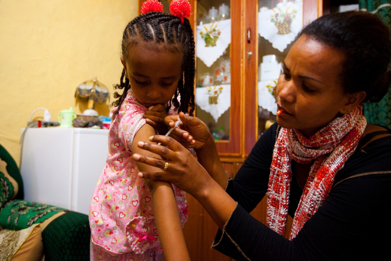 Saba Samuel e sua madre. Saba vive in Etiopia ed è affetto da diabete di tipo 1.